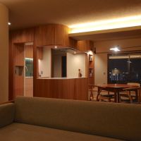 福岡県北九州市八幡西区瀬板の売買物件/同じLDKも、夜はこんな表情に。左官の壁と天井に、やわらかな陰影が出ています