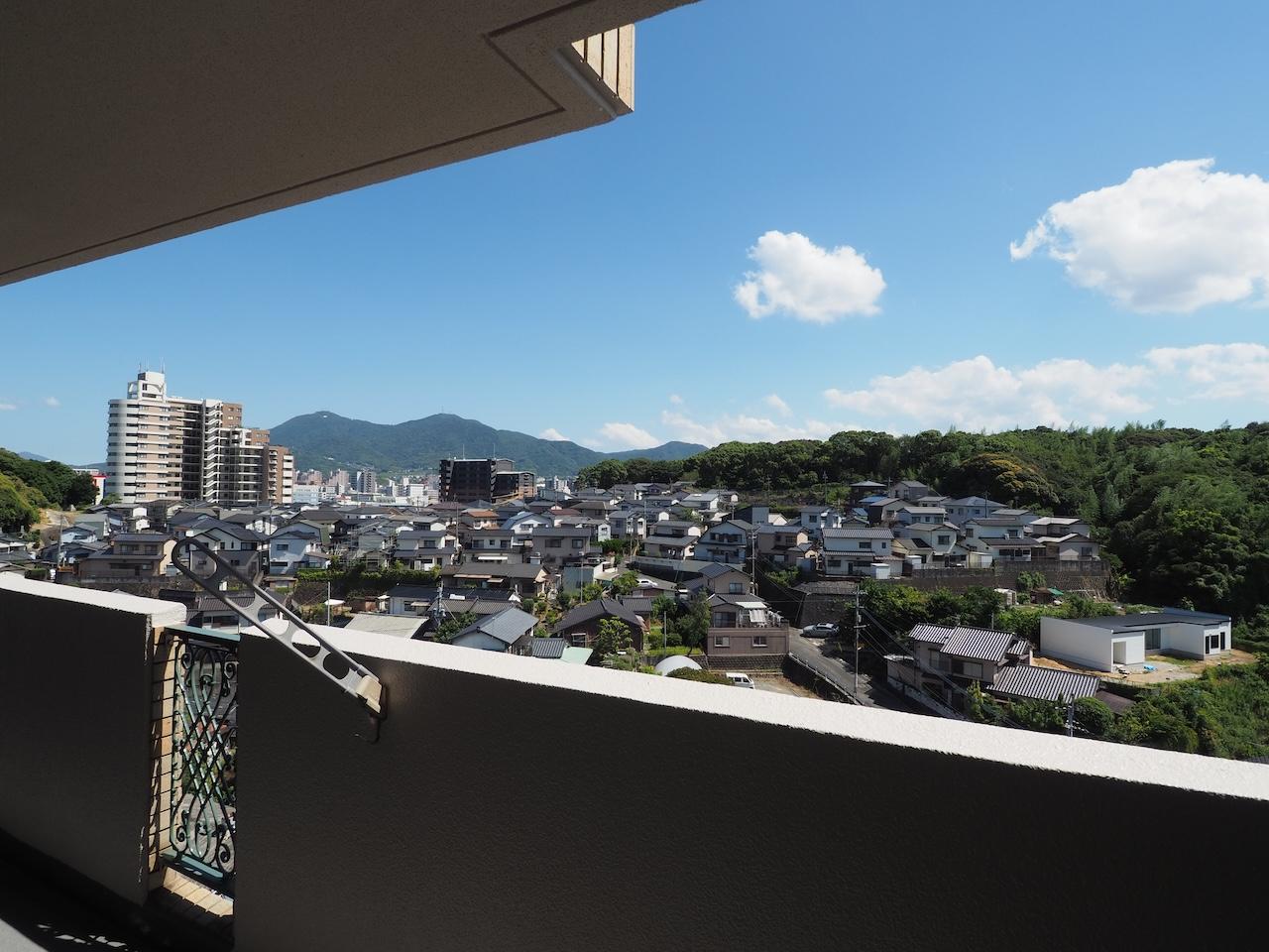 福岡県北九州市八幡西区瀬板の売買物件/こちらはもう一方のバルコニー。住宅の屋根越しに山並みを望みます。