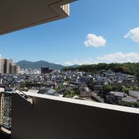 福岡県北九州市八幡西区瀬板の売買物件/こちらはもう一方のバルコニー。住宅の屋根越しに山並みを望みます。