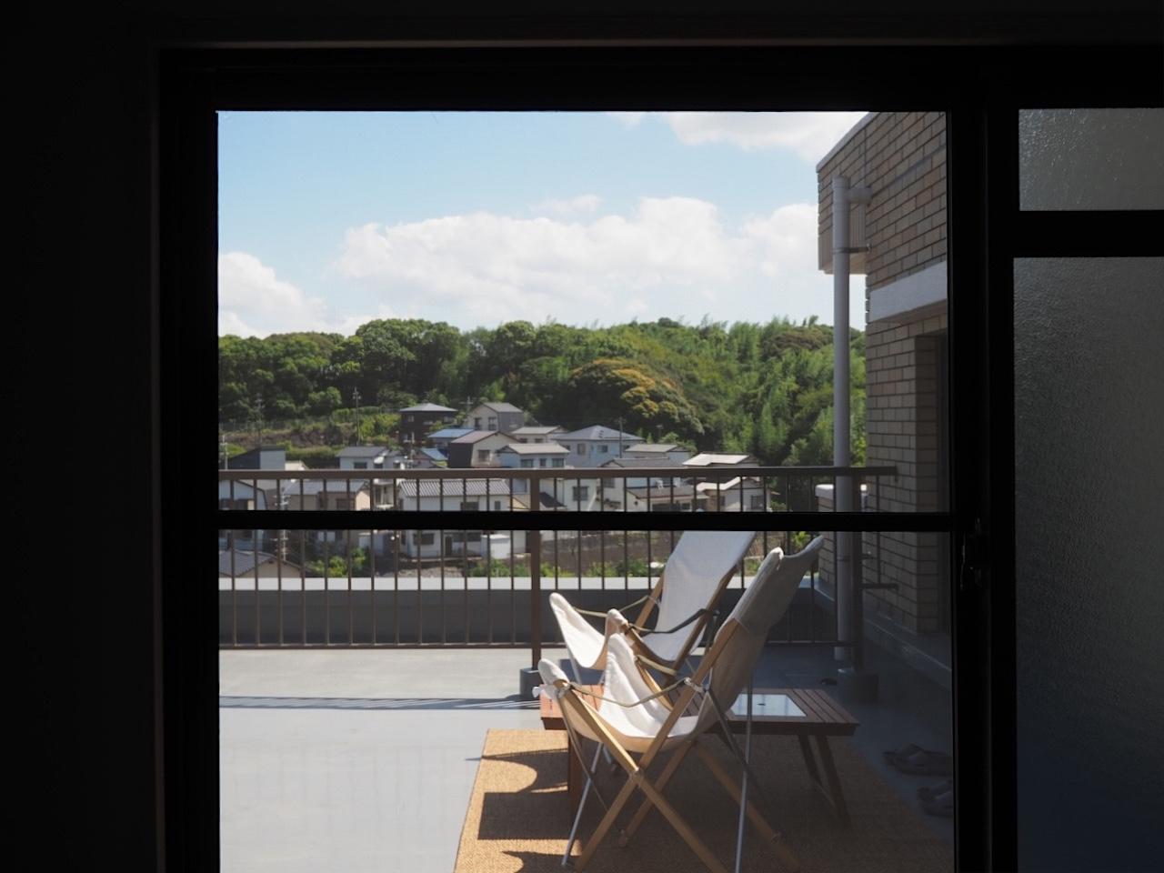 福岡県北九州市八幡西区瀬板の売買物件/窓の向こうに緑と椅子。天気がいい日は、つい外へ出たくなります。