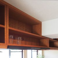 福岡県北九州市八幡西区瀬板の売買物件/吊戸棚を開けたところ。中の棚まで、木の色が続いています。