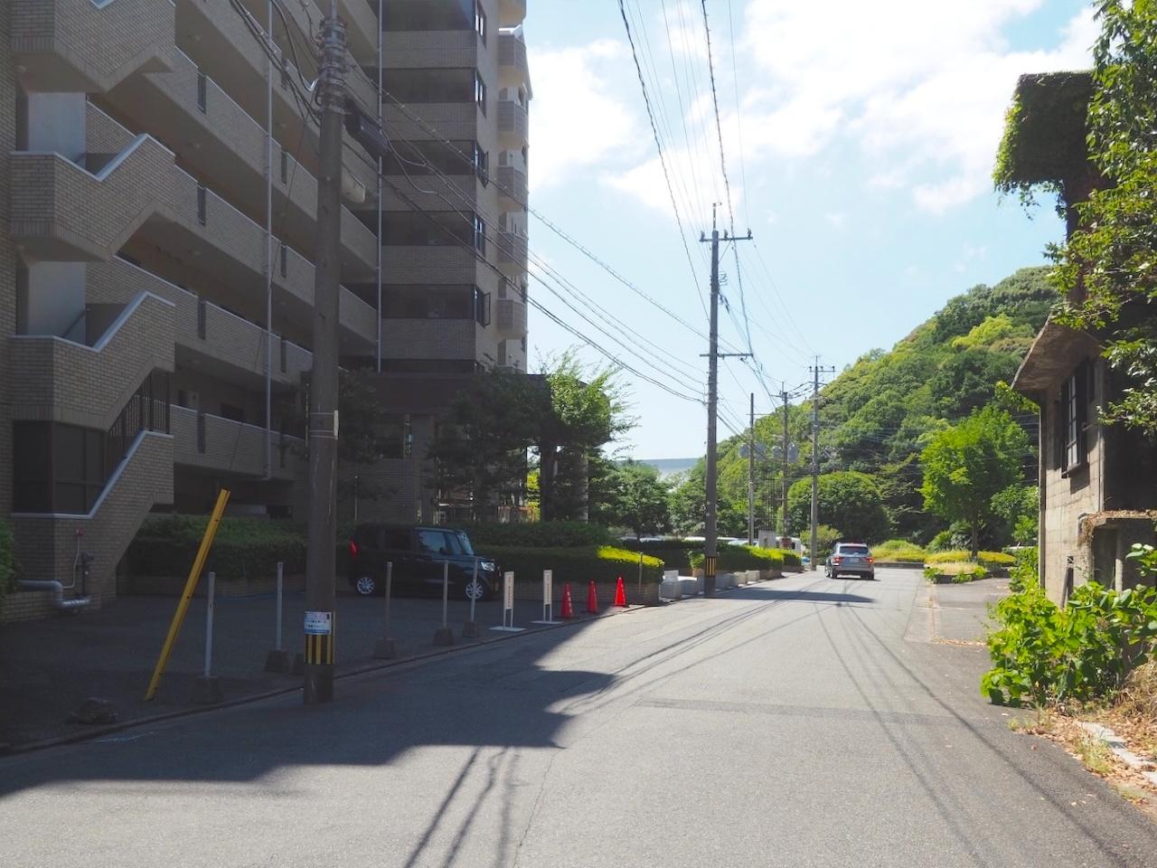 福岡県北九州市八幡西区瀬板の売買物件/建物前はこんな雰囲気。通りの向こう側にも緑が続いています。