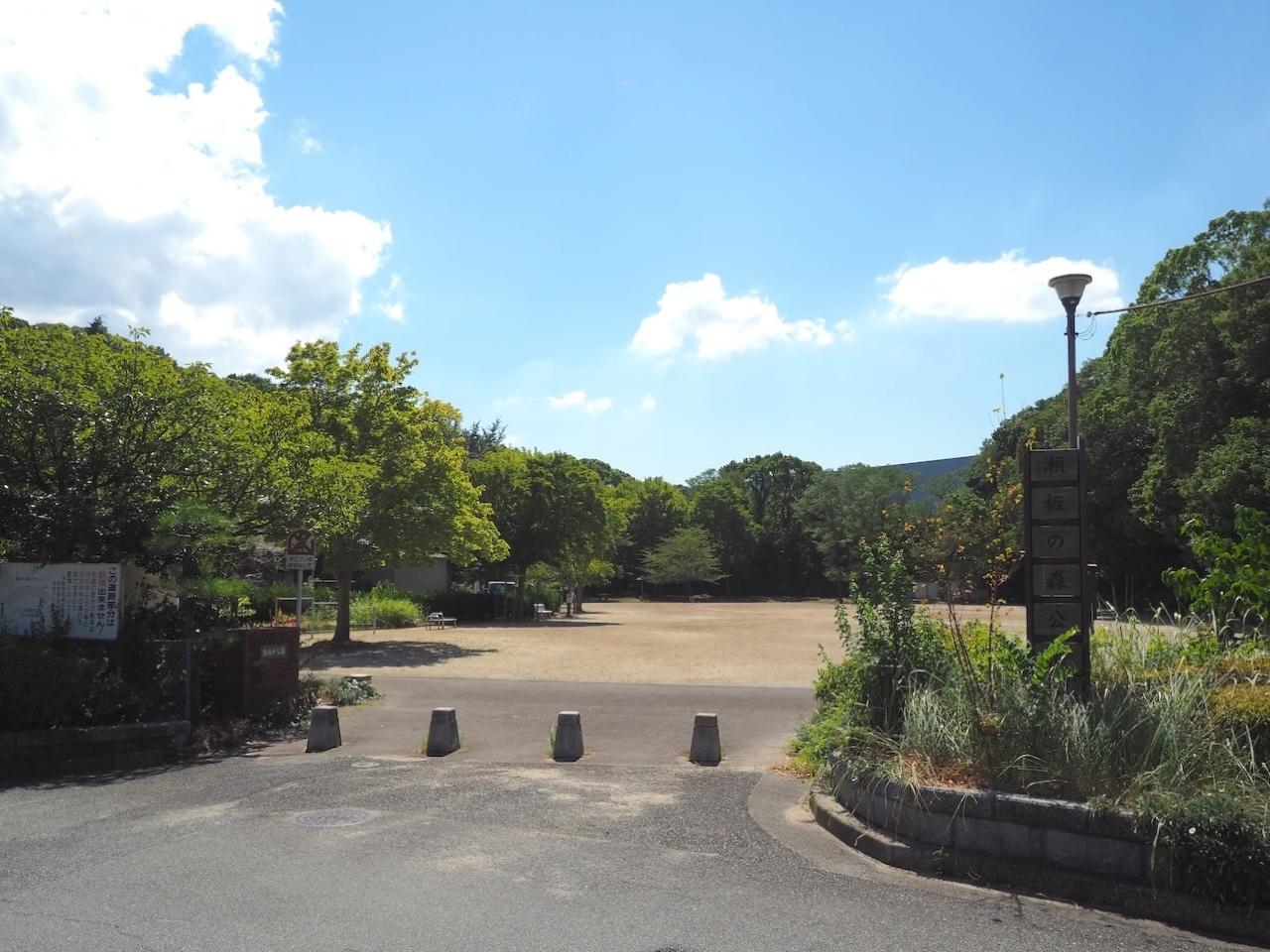 福岡県北九州市八幡西区瀬板の売買物件/緑に囲まれた広場。天気のいい日は、近所を歩くのもよさそうです。