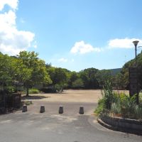 福岡県北九州市八幡西区瀬板の売買物件/緑に囲まれた広場。天気のいい日は、近所を歩くのもよさそうです。