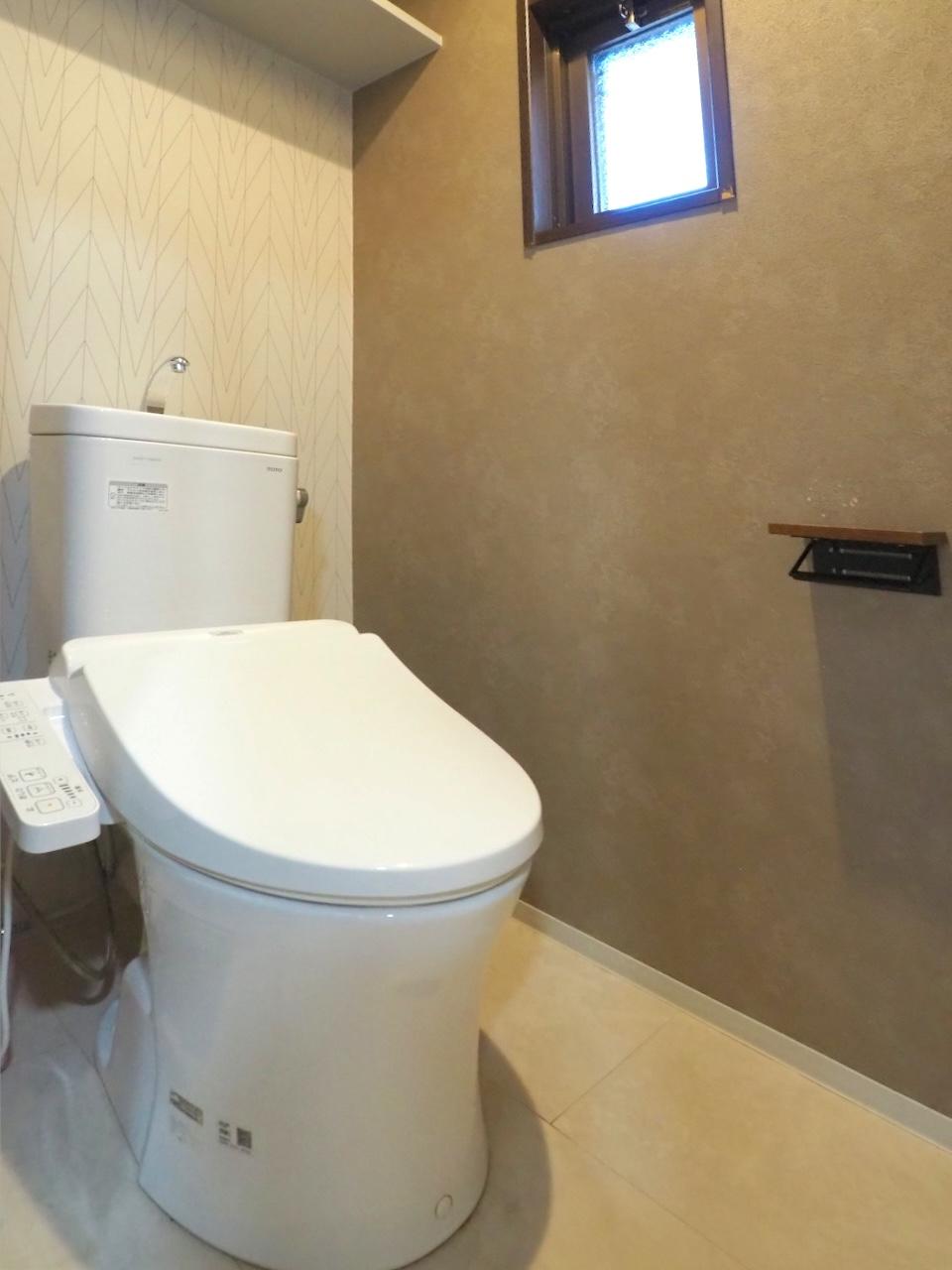 福岡市博多区東那珂の売買物件/トイレは小窓付き