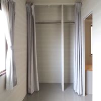 福岡市博多区東那珂の売買物件/カーテンの内側には、ハンガーパイプ付きの収納。