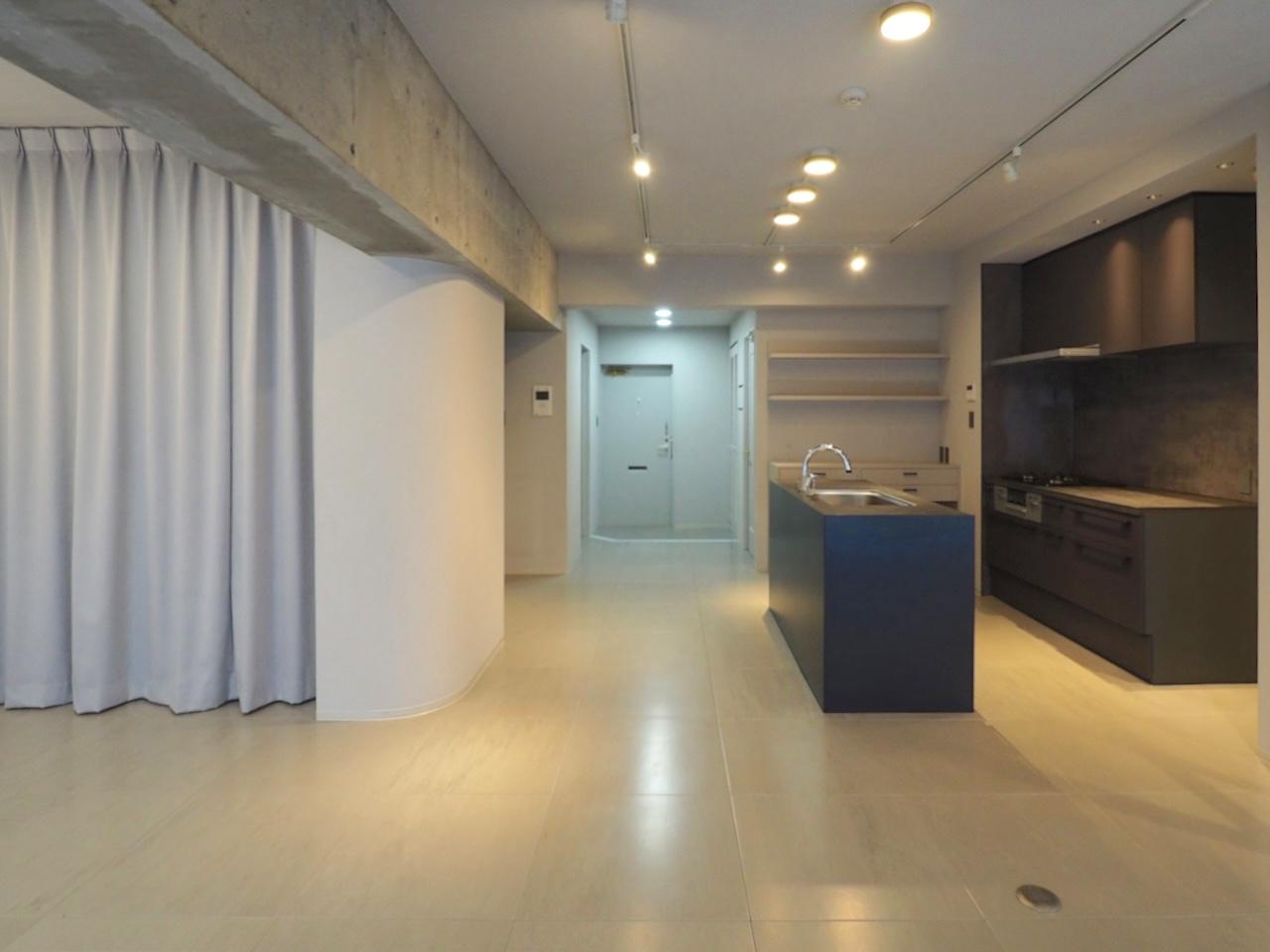 福岡市博多区東那珂の売買物件/コンクリートの梁と、角を丸くした壁。この組み合わせがいい。