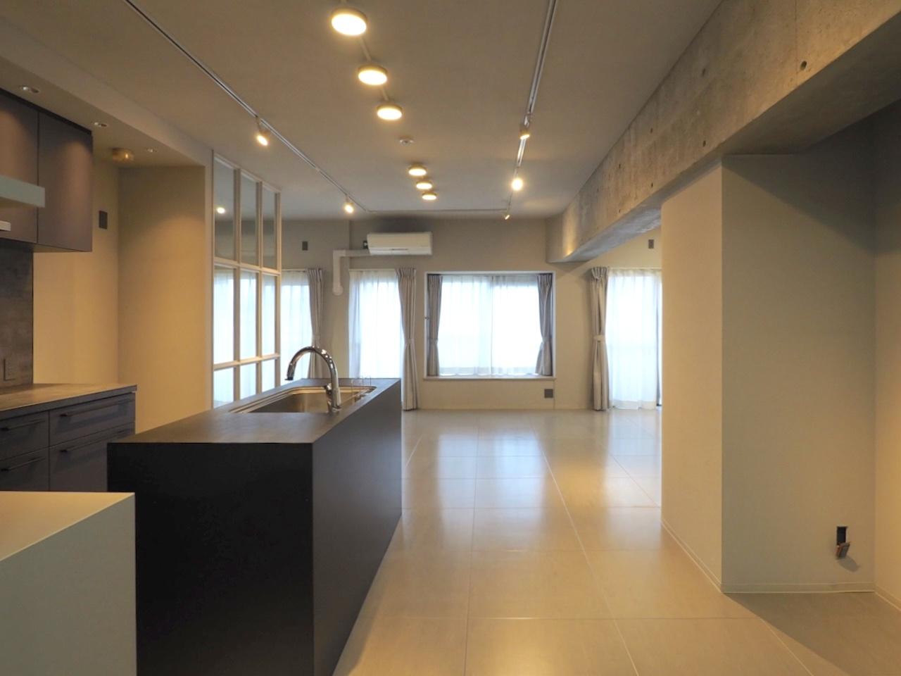福岡市博多区東那珂の売買物件/キッチンから窓辺まで、ひと続きに広がる空間。