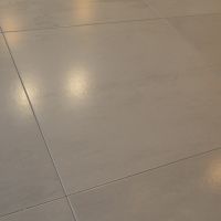 福岡市博多区東那珂の売買物件/大判の床材に、すっと通る目地。控えめな光沢があります。