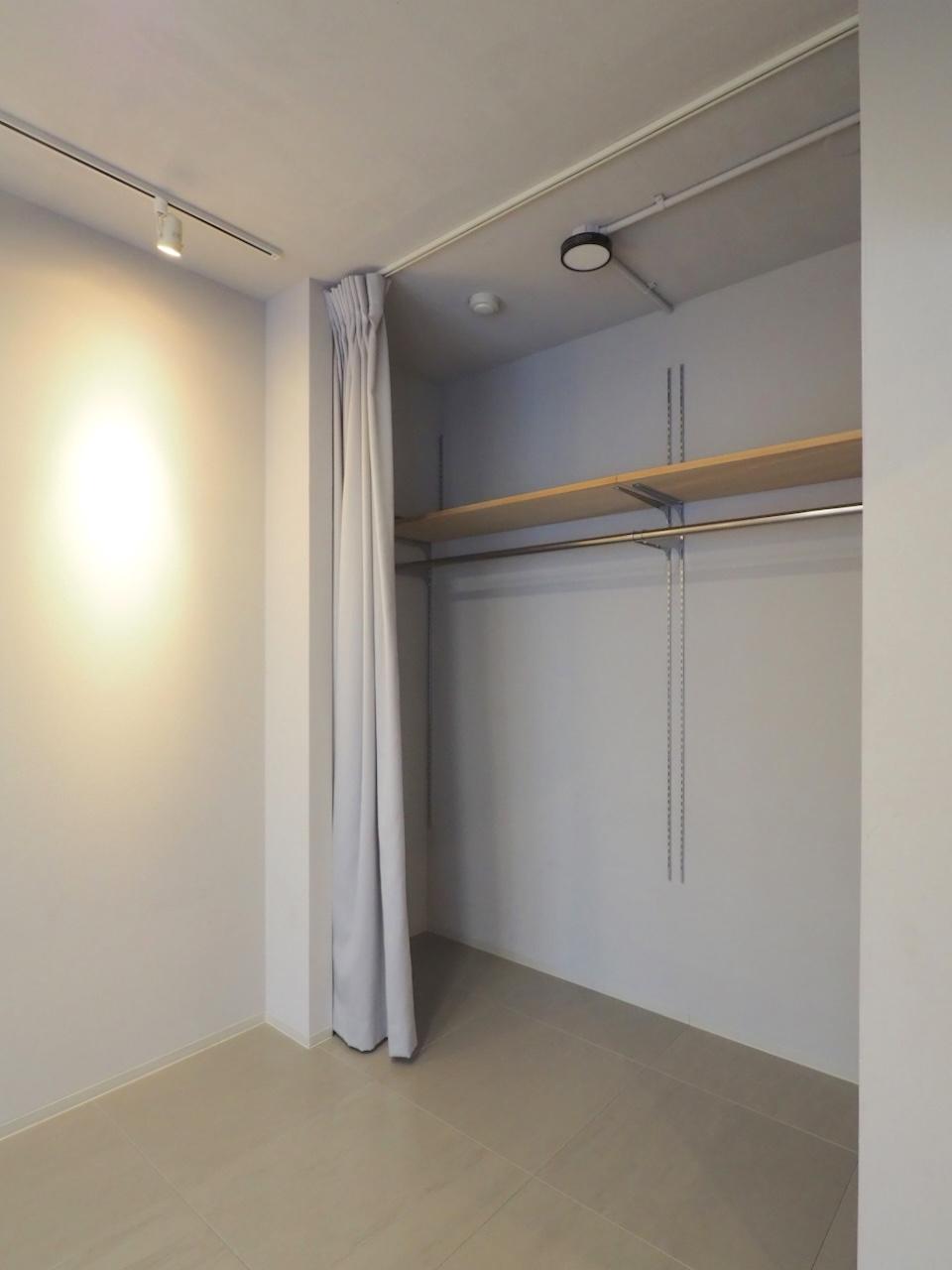 福岡市博多区東那珂の売買物件/棚とハンガーパイプを備えた収納。カーテンで目隠しできます。
