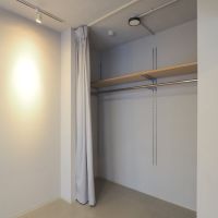 福岡市博多区東那珂の売買物件/棚とハンガーパイプを備えた収納。カーテンで目隠しできます。