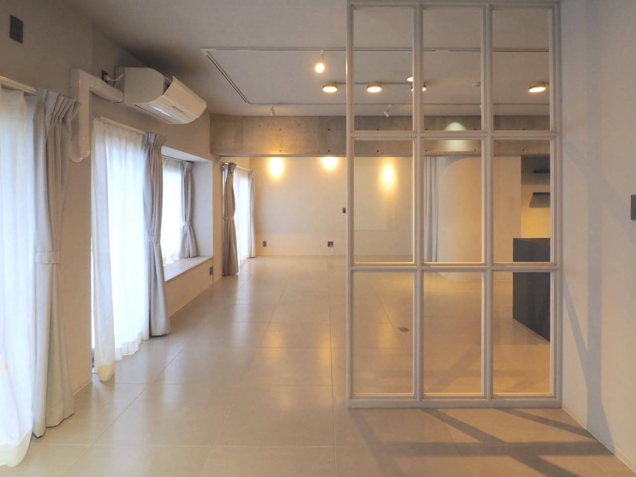 福岡市博多区東那珂の売買物件/白い木枠のガラス越しに、リビングが続きます。