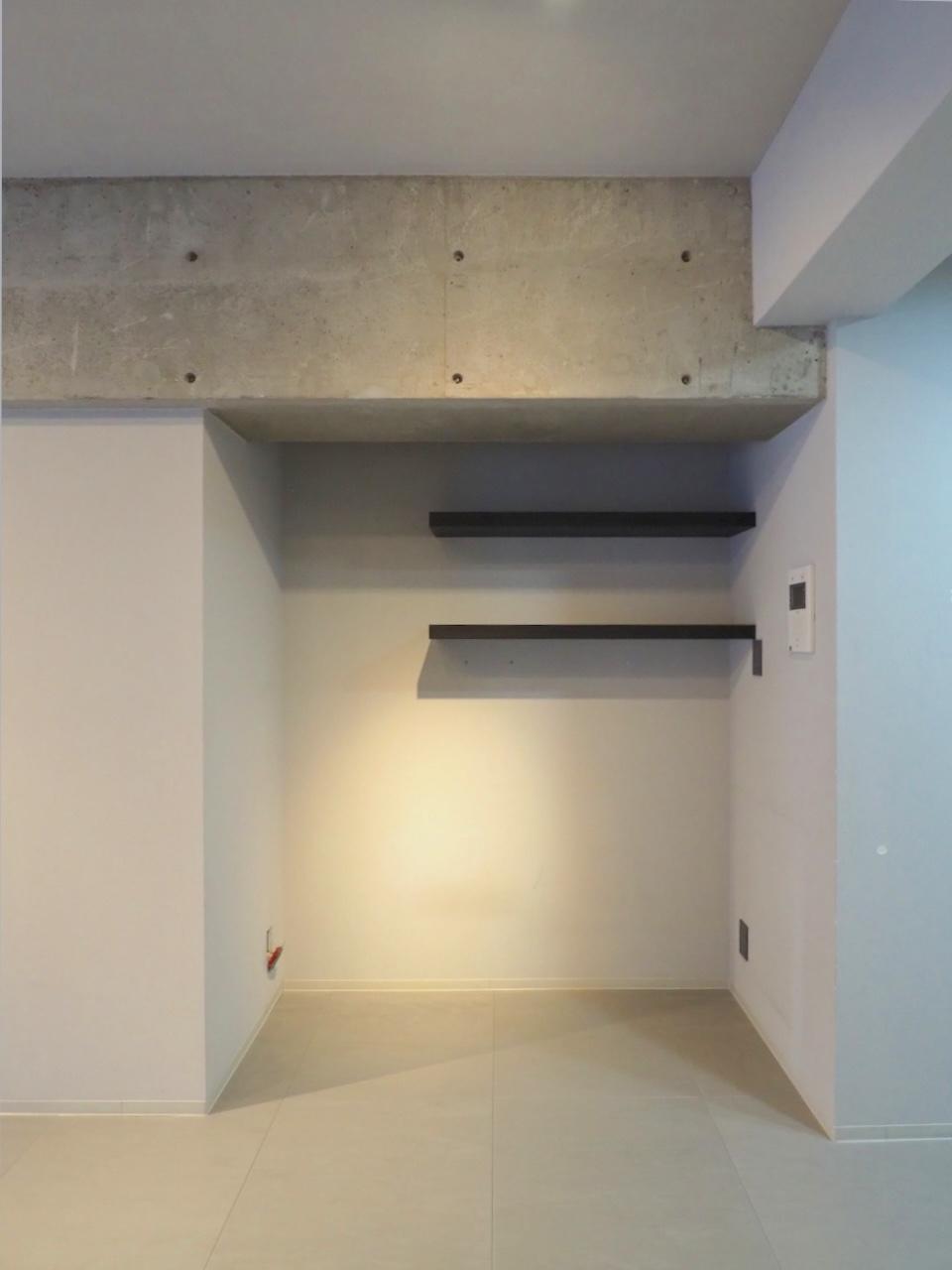 福岡市博多区東那珂の売買物件/梁の下に収まる収納スペース。こちらに机を置いてワークスペースにも。