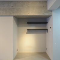 福岡市博多区東那珂の売買物件/梁の下に収まる収納スペース。こちらに机を置いてワークスペースにも。
