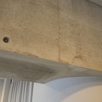 福岡市博多区東那珂の売買物件/梁はコンクリートの素地を見せて。