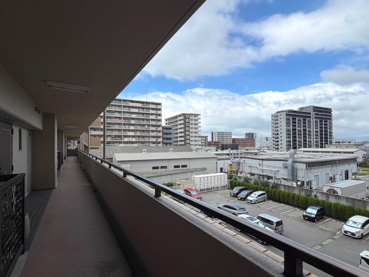 福岡市博多区東那珂の売買物件/共用廊下から。周辺には住宅や事業所が並びます。