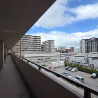 福岡市博多区東那珂の売買物件/共用廊下から。周辺には住宅や事業所が並びます。