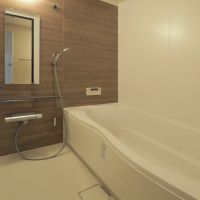 福岡市博多区東那珂の売買物件/浴室は落ち着いた色合いのパネルで仕上げています。