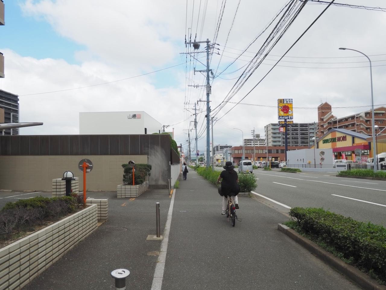 福岡市博多区東那珂の売買物件/周辺の通り。商業施設が身近にある立地です。