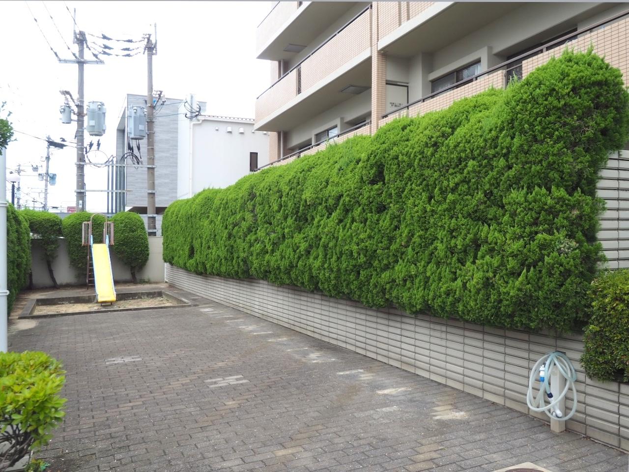 福岡市博多区東那珂の売買物件/マンションには滑り台もあります。