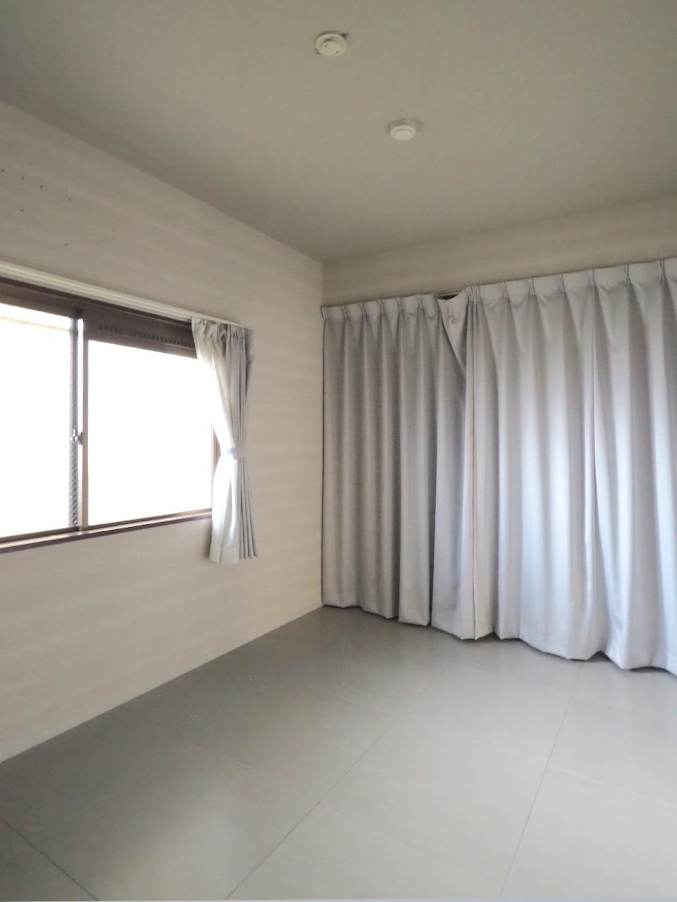 福岡市博多区東那珂の売買物件/窓のある個室。こちらも落ち着いた色合いで統一されています