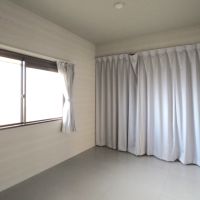 福岡市博多区東那珂の売買物件/窓のある個室。こちらも落ち着いた色合いで統一されています