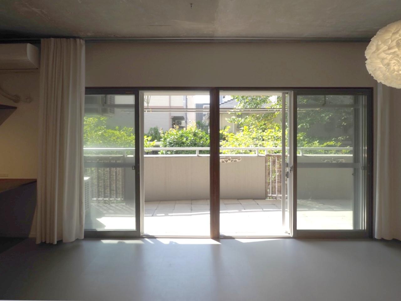 福岡市中央区梅光園団地の売買物件/1階ならではの、緑が身近に見える窓辺。