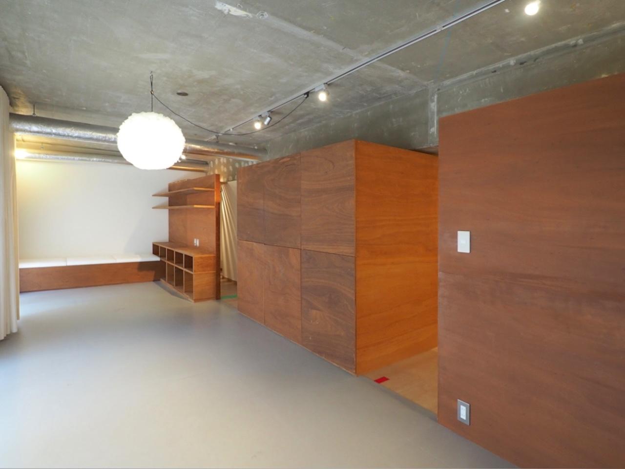 福岡市中央区梅光園団地の売買物件/収納を兼ねた木の間仕切り。そのまわりを行き来できるつくりです。