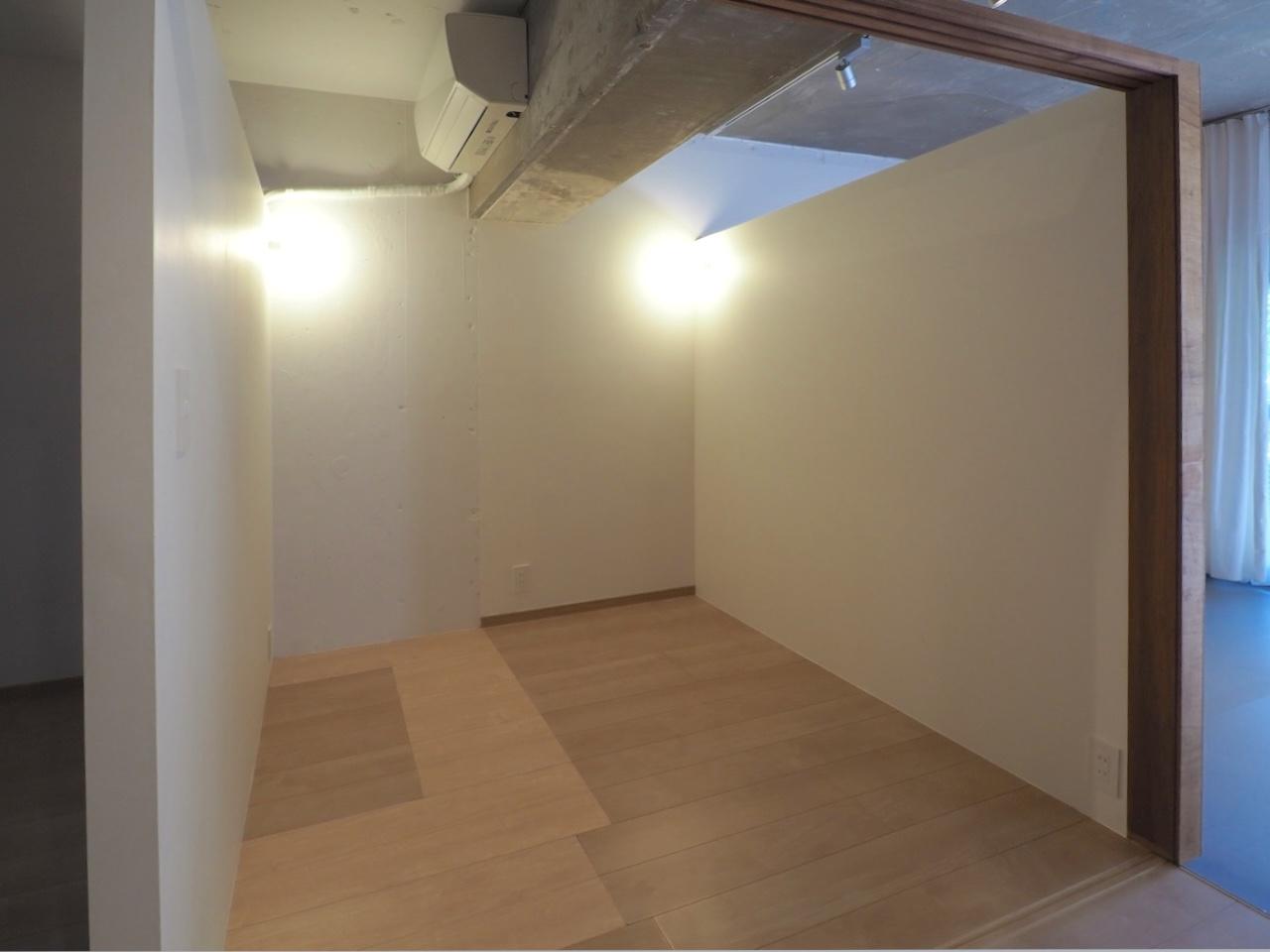 福岡市中央区梅光園団地の売買物件/間仕切りの上は開けて。天井の仕上げにも違いがあります。