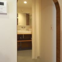 福岡市中央区梅光園団地の売買物件/洗面室への入口。カーテンで仕切るつくりです。
