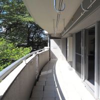 福岡市中央区梅光園団地の売買物件/住戸の幅いっぱいに延びるバルコニー。木々がすぐ近くに。