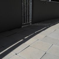 福岡市中央区梅光園団地の売買物件/バルコニーにはコンクリートの平板。室内とのつながりを考えた仕上げです。