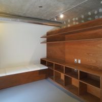 福岡市中央区梅光園団地の売買物件/リビングの棚には、本や好きなものを並べて。
