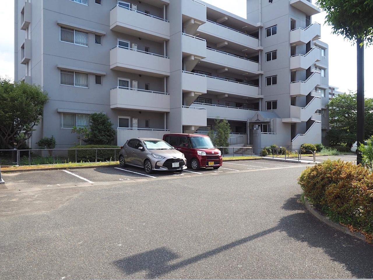 福岡市中央区梅光園団地の売買物件/物の前に広がる敷地。団地らしいゆとりを感じます。