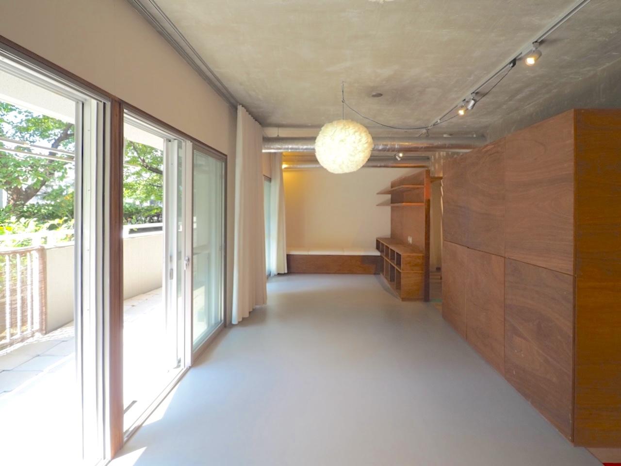福岡市中央区梅光園団地の売買物件/窓辺の緑と、木の造作。横に広がるリビングダイニング。