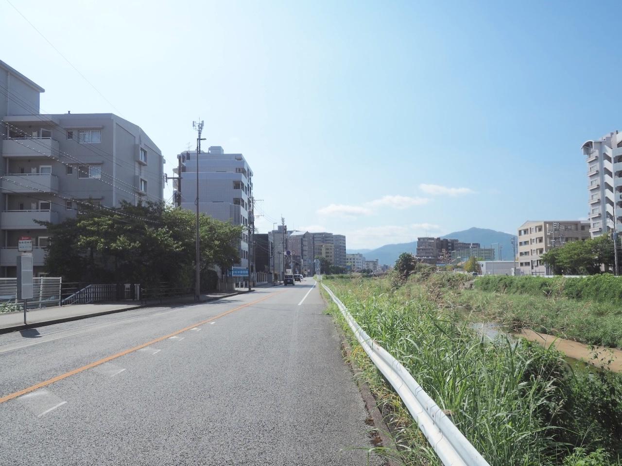 福岡市中央区梅光園団地の売買物件/団地のそばを流れる川。周辺にも開けた風景があります。
