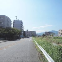 福岡市中央区梅光園団地の売買物件/団地のそばを流れる川。周辺にも開けた風景があります。