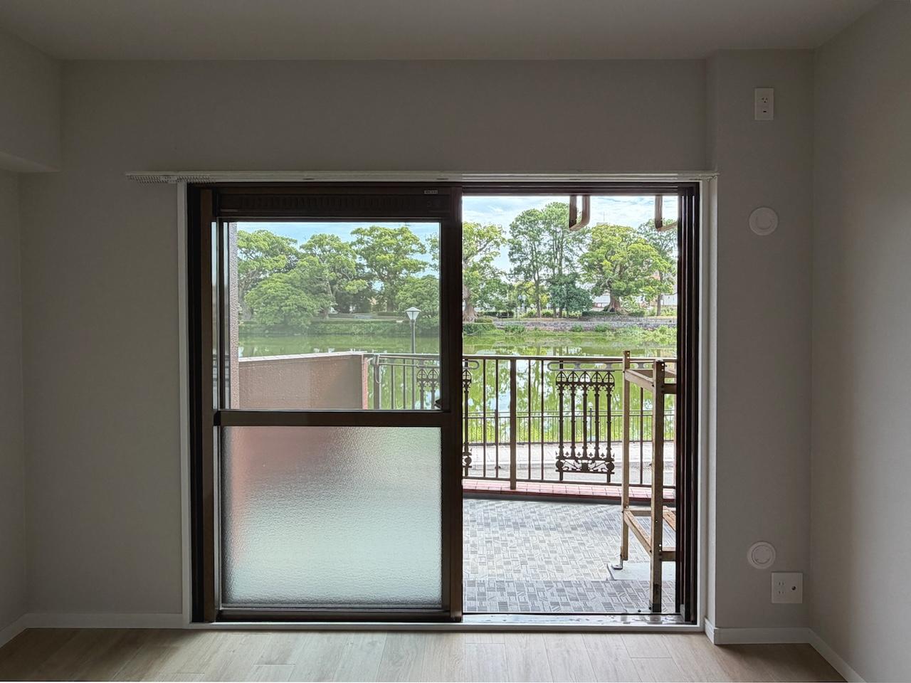 佐賀県佐賀市赤松町の売買物件/洋室1。窓の向こうに緑とお濠が見えます。