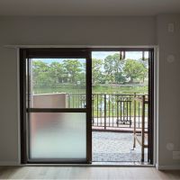 佐賀県佐賀市赤松町の売買物件/洋室1。窓の向こうに緑とお濠が見えます。