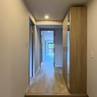 佐賀県佐賀市赤松町の売買物件/収納力も備えた明るい玄関。