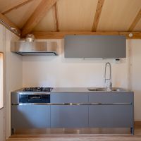佐賀県佐賀市三瀬村の賃貸物件/キッチン。余計なものを足さず、木の空間にちょっと無骨な感じがよく似合います。