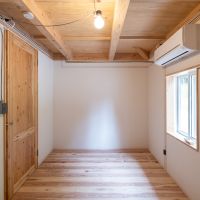 佐賀県佐賀市三瀬村の賃貸物件/収納は扉をつけず、ハンガーポールだけの潔い仕様。隠しすぎないぶん、部屋もすっきり。