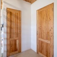佐賀県佐賀市三瀬村の賃貸物件/この建具も、この森の木から。家のあちこちに、ここで育った木が使われています。