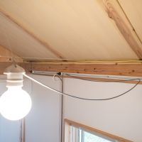 佐賀県佐賀市三瀬村の賃貸物件/照明やコンセントの電源は、このダクトレールから。仕組みが見えると、「じゃあここにも付けられる？」なんて次の発想も生まれそう。完成された家をただ使うだけじゃなく、見て、考えて、ちょっと手を加えてみる。そんな楽しみも残されています。