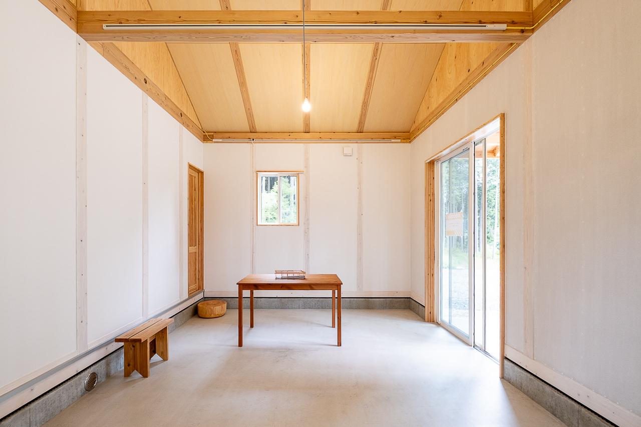 佐賀県佐賀市三瀬村の賃貸物件/そして中に入ると、広い土間。店舗やアトリエ、事務所として使ってもいいし、もちろんそのまま住まいの一部にしてもOK。