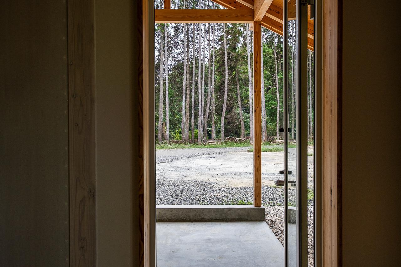 佐賀県佐賀市三瀬村の賃貸物件/土間の建具は、引き戸と開き戸の2種類。大きく開け放つことも、必要な分だけ開けることもできます。