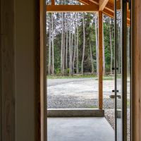 佐賀県佐賀市三瀬村の賃貸物件/土間の建具は、引き戸と開き戸の2種類。大きく開け放つことも、必要な分だけ開けることもできます。