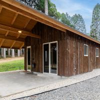 佐賀県佐賀市三瀬村の賃貸物件/大きく張り出した軒の下。駐車スペースとしても使えますが、ほかにも駐車できる場所は十分。お店なら、ここまで含めて使うのも面白そうです。