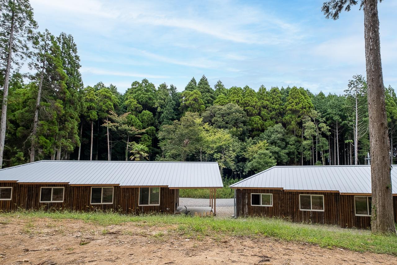 佐賀県佐賀市三瀬村の賃貸物件/白い屋根が森の中に連なっていく風景。最終的には4棟がゆるやかにつながるように並びます。