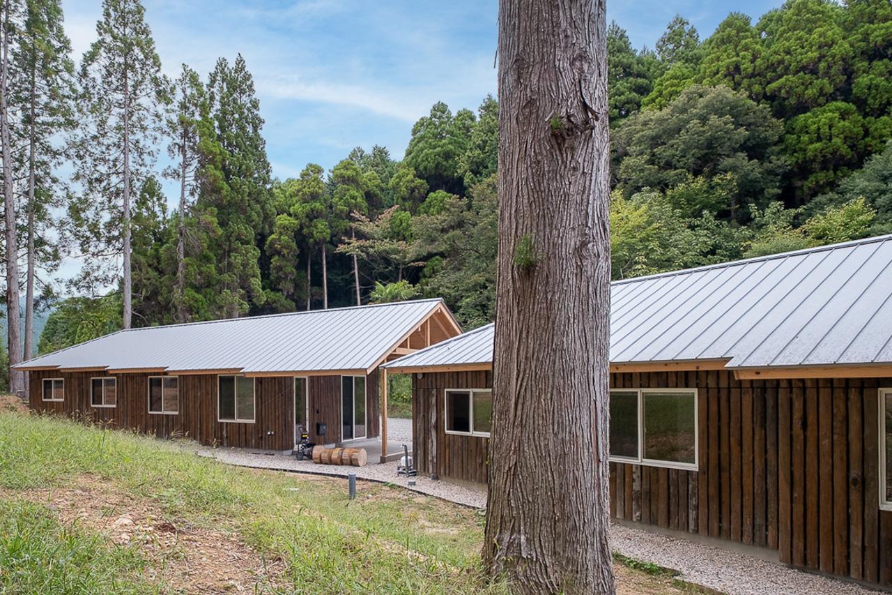 佐賀県佐賀市三瀬村の賃貸物件/森で遊んだ子どもたちが、暗くなっても白く連なる屋根を目印に「ただいまー」と帰ってくる。森の中に白い光の筋が浮かぶような、そんな風景も思い描かれているんだとか。